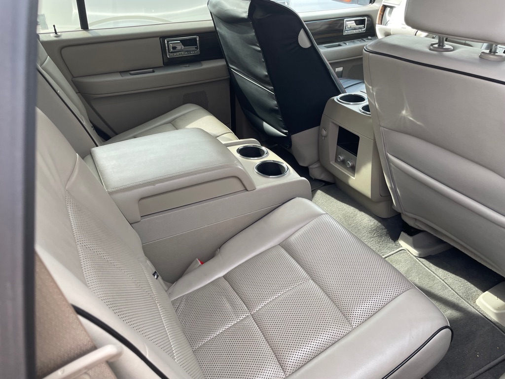 Photo 8 of this LINCOLN NAVIGATOR