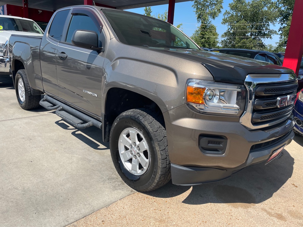 Photo 2 of this GMC CANYON