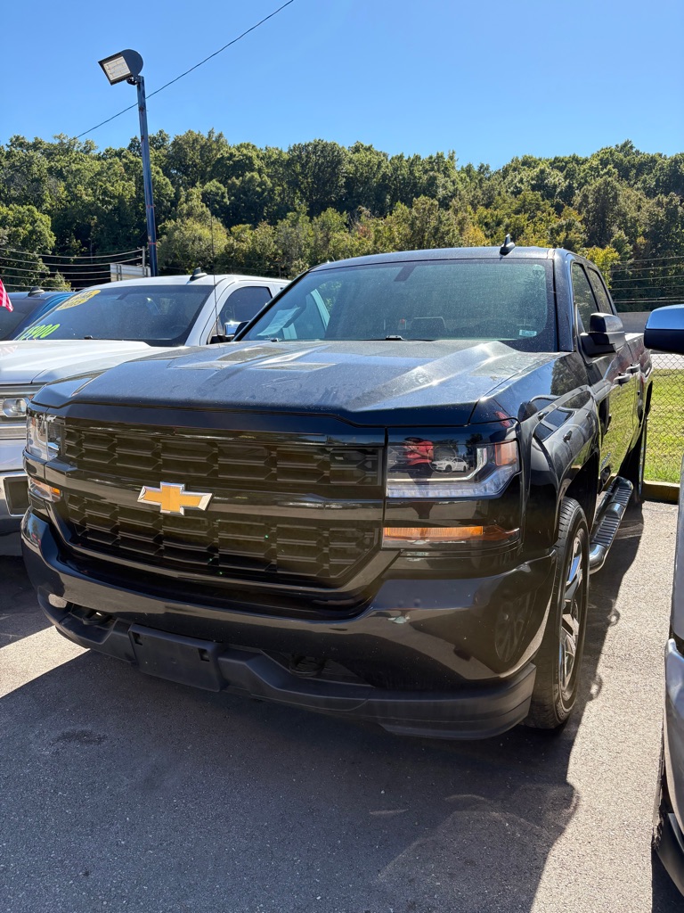 Photo 3 of this CHEVROLET SILVERADO LD 15