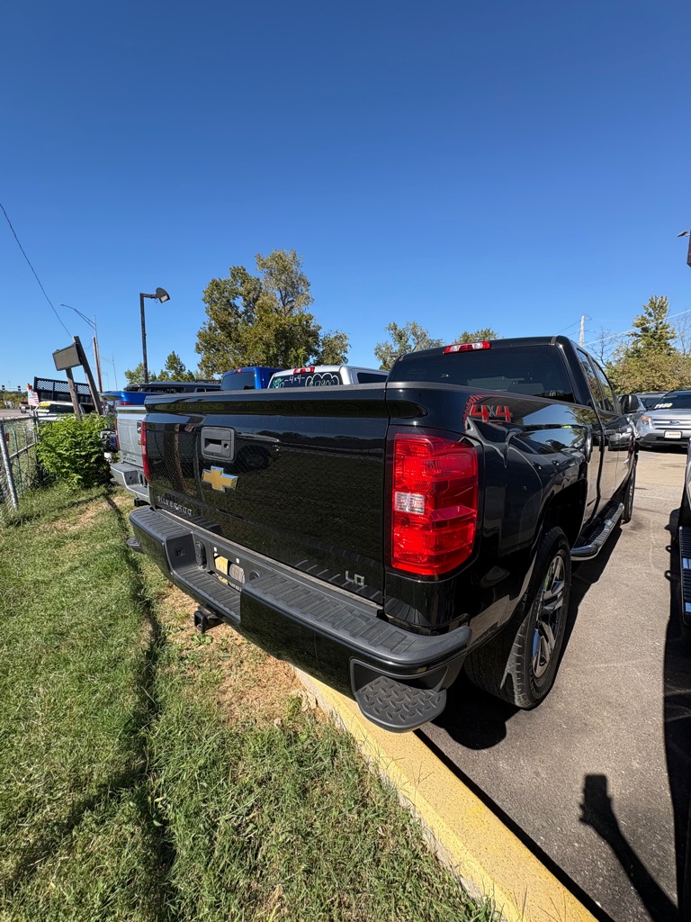 Photo 4 of this CHEVROLET SILVERADO LD 15