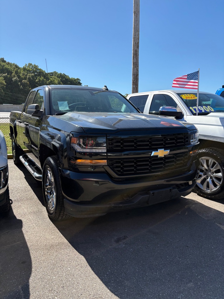 Photo 2 of this CHEVROLET SILVERADO LD 15