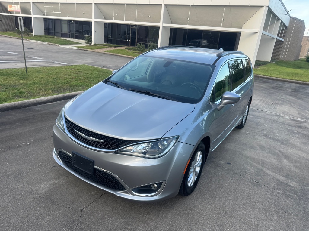Photo 9 of this CHRYSLER PACIFICA