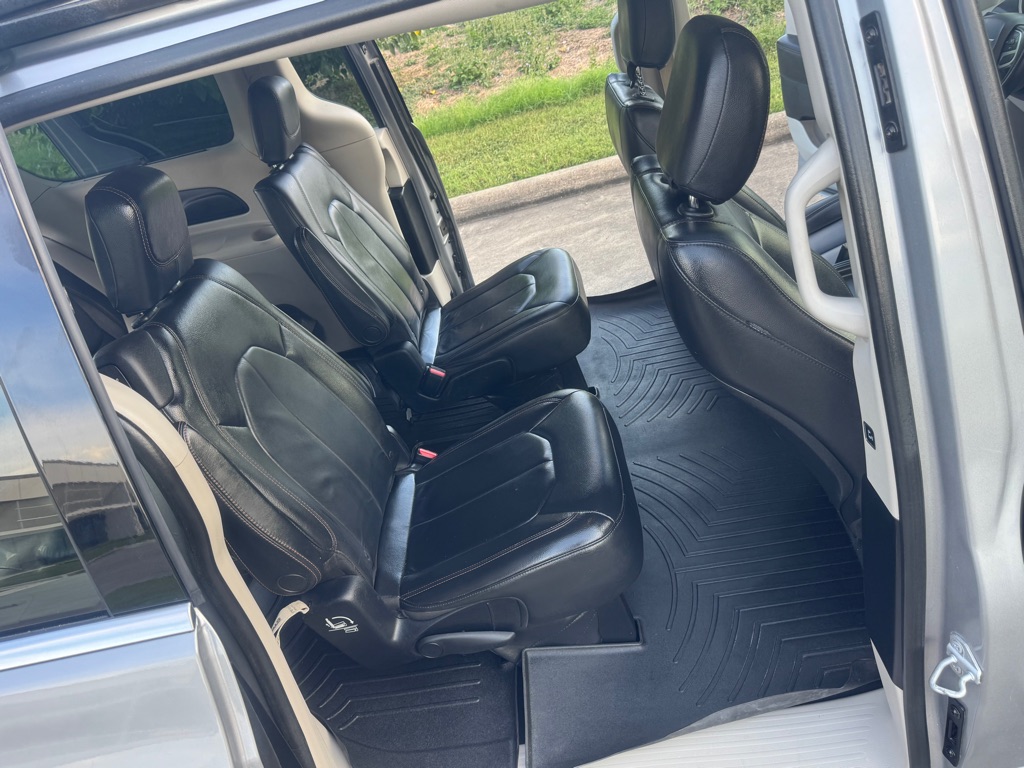 Photo 15 of this CHRYSLER PACIFICA