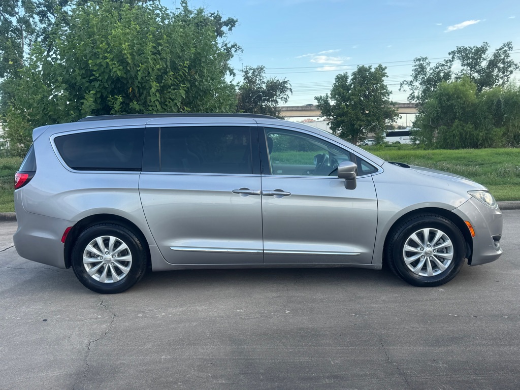 Photo 4 of this CHRYSLER PACIFICA