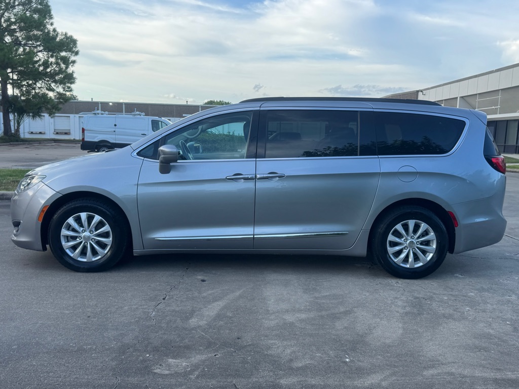 Photo 5 of this CHRYSLER PACIFICA