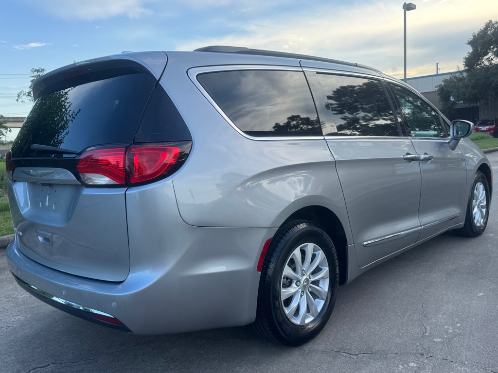 Photo 7 of this CHRYSLER PACIFICA