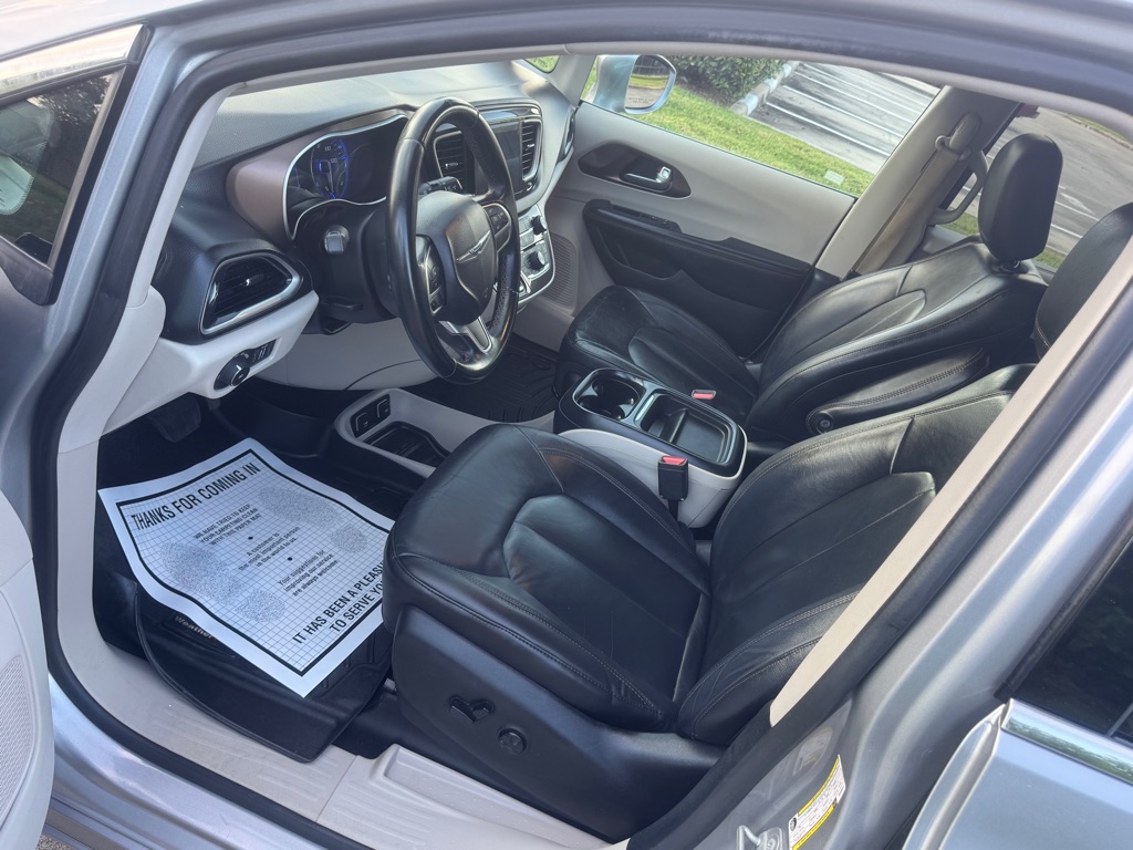 Photo 13 of this CHRYSLER PACIFICA