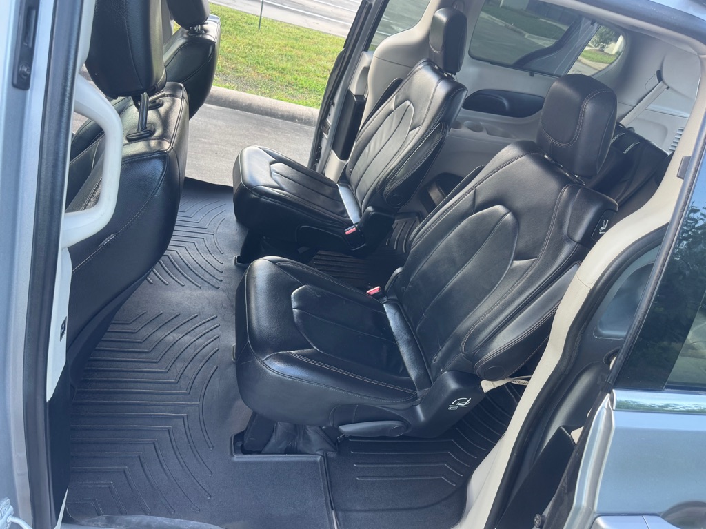 Photo 16 of this CHRYSLER PACIFICA