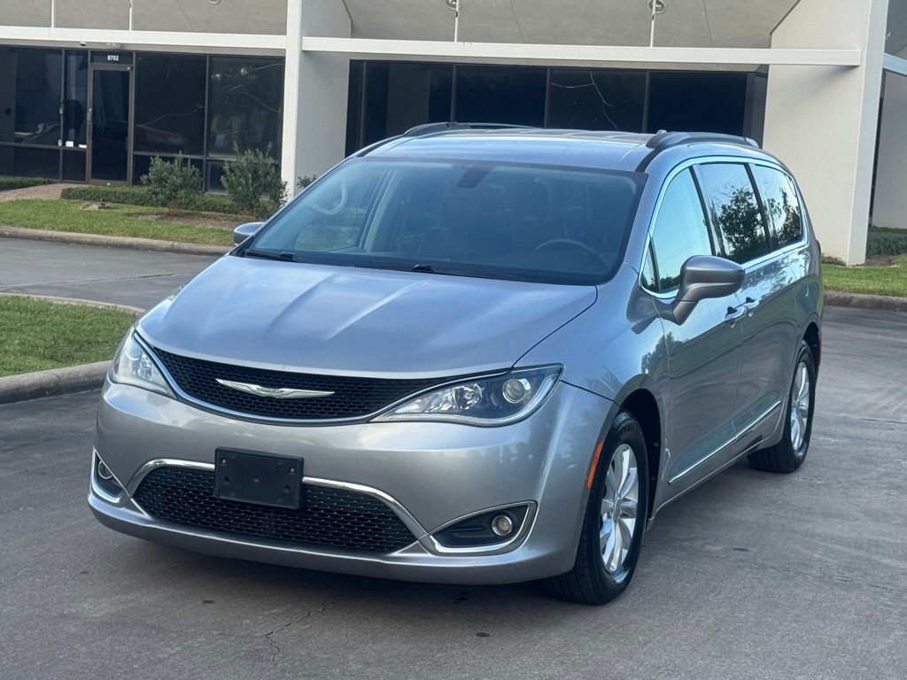 Photo 2 of this CHRYSLER PACIFICA