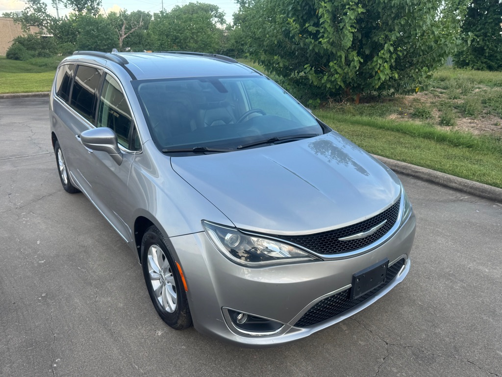 Photo 10 of this CHRYSLER PACIFICA