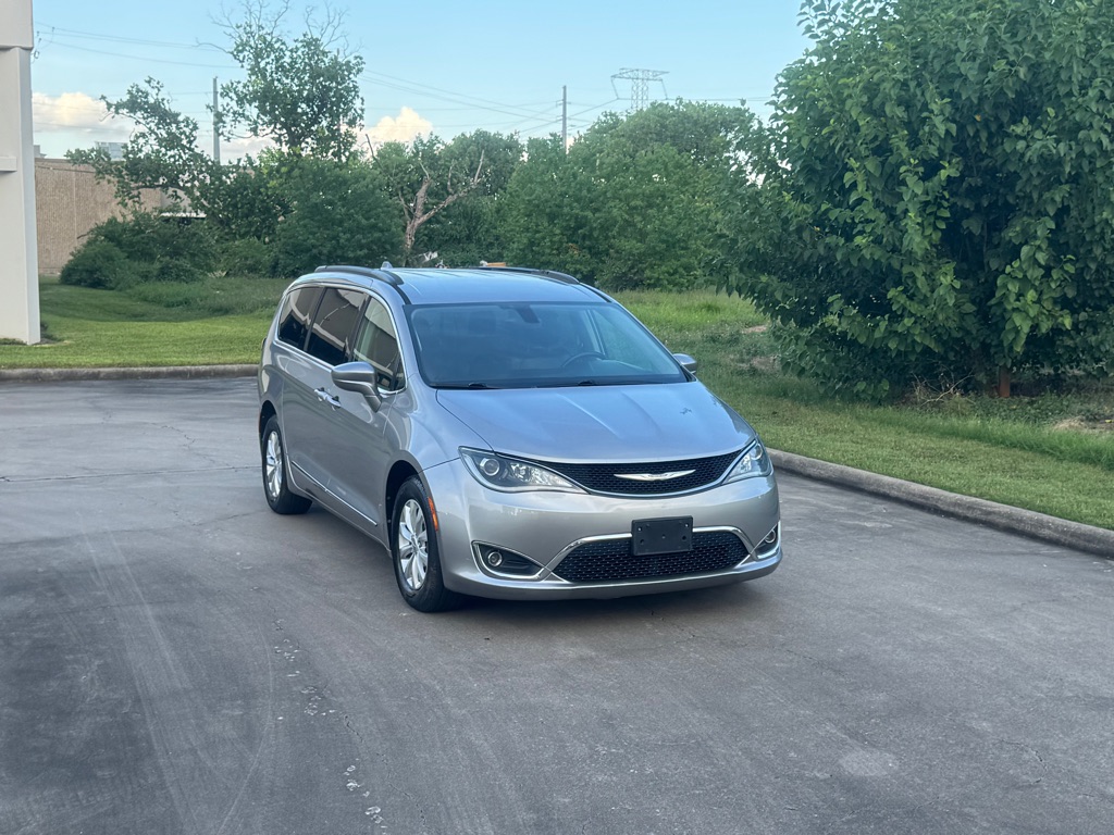 Photo 12 of this CHRYSLER PACIFICA