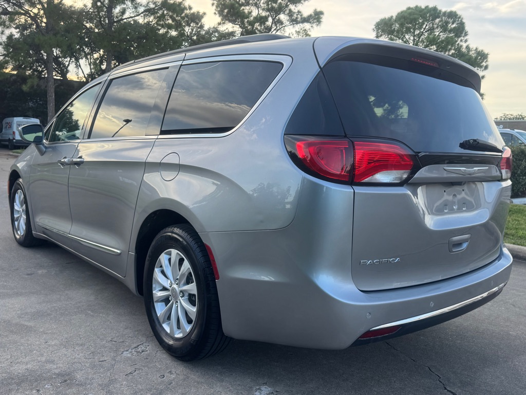 Photo 6 of this CHRYSLER PACIFICA