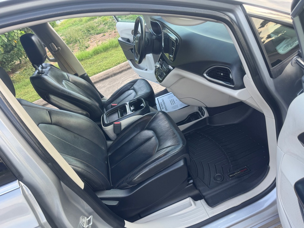 Photo 14 of this CHRYSLER PACIFICA