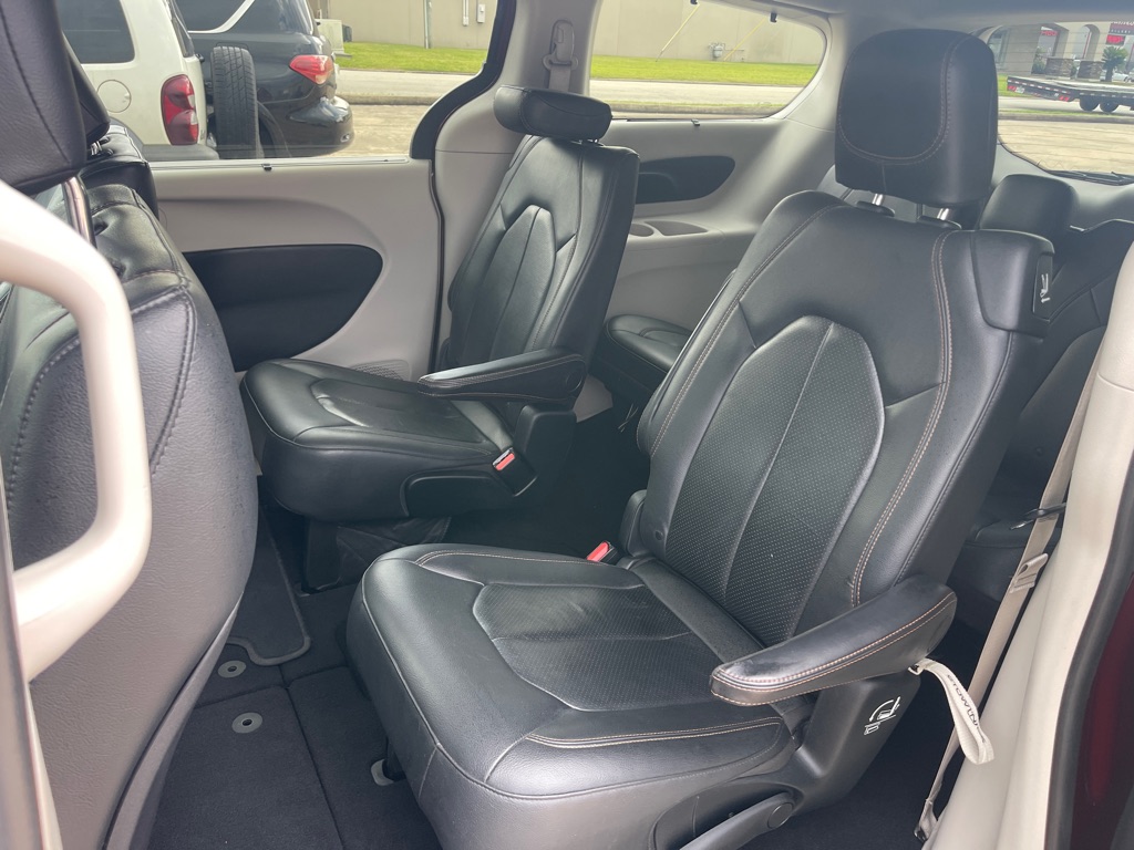 Photo 29 of this CHRYSLER PACIFICA