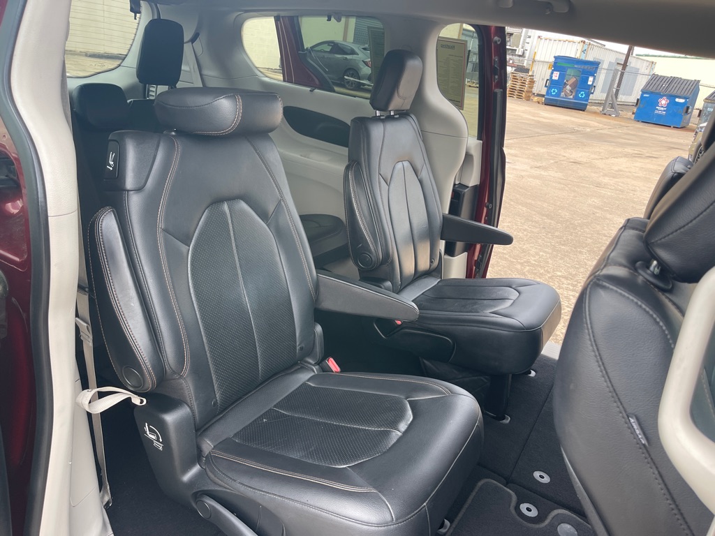 Photo 28 of this CHRYSLER PACIFICA