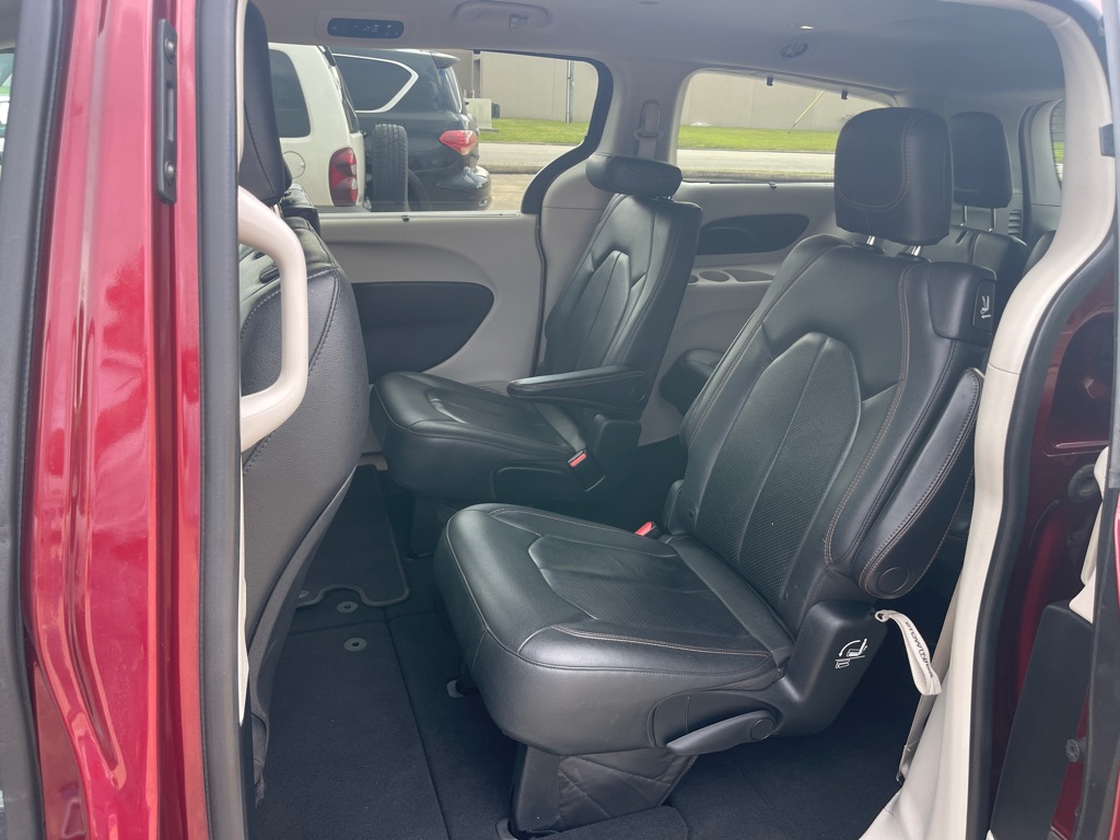 Photo 12 of this CHRYSLER PACIFICA