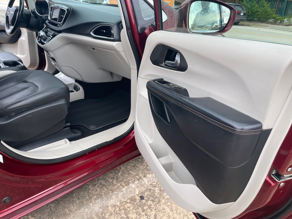 Photo 22 of this CHRYSLER PACIFICA