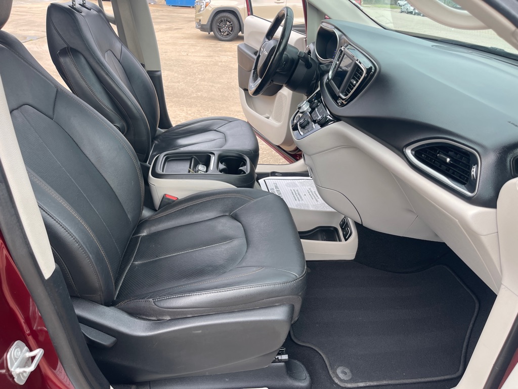 Photo 18 of this CHRYSLER PACIFICA