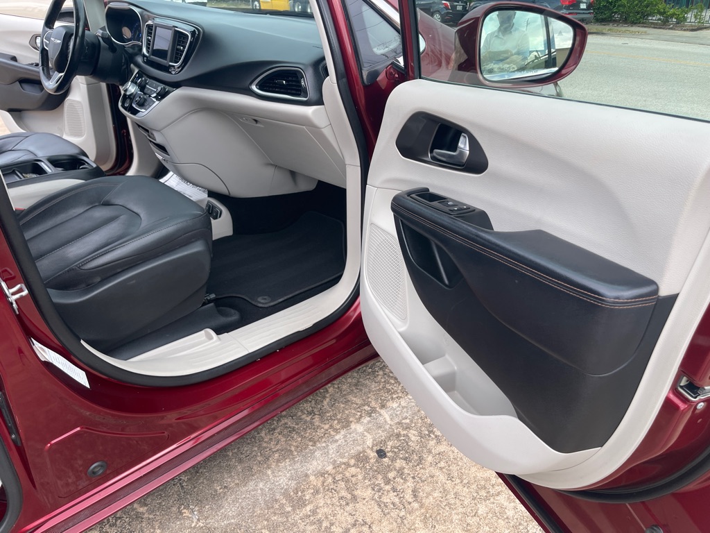 Photo 21 of this CHRYSLER PACIFICA