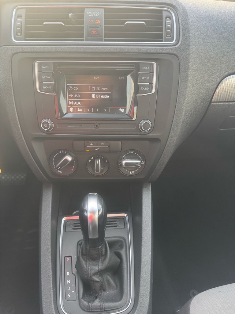 Photo 15 of this VOLKSWAGEN JETTA