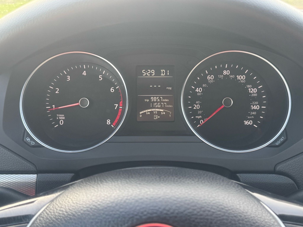 Photo 18 of this VOLKSWAGEN JETTA