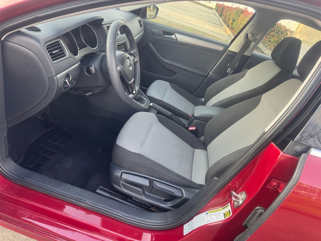 Photo 12 of this VOLKSWAGEN JETTA