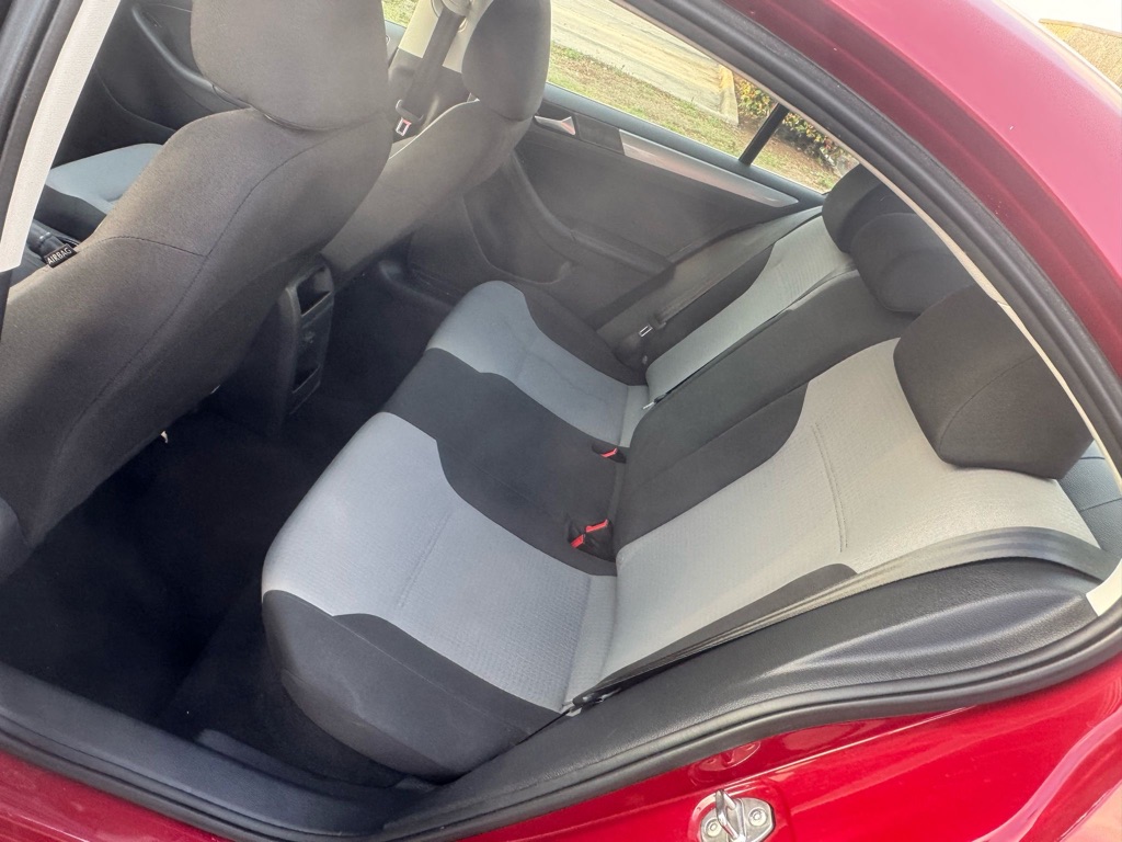 Photo 14 of this VOLKSWAGEN JETTA
