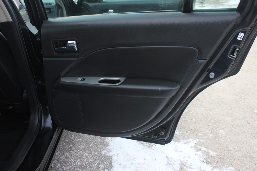 Photo 35 of this FORD FUSION