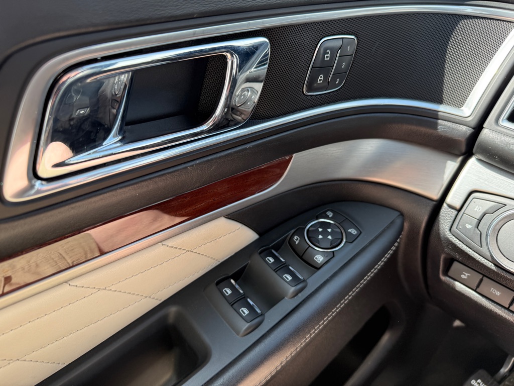 Photo 23 of this FORD EXPLORER