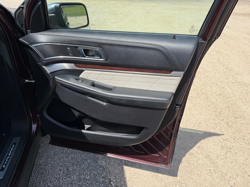 Photo 31 of this FORD EXPLORER
