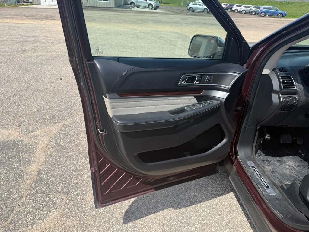 Photo 10 of this FORD EXPLORER