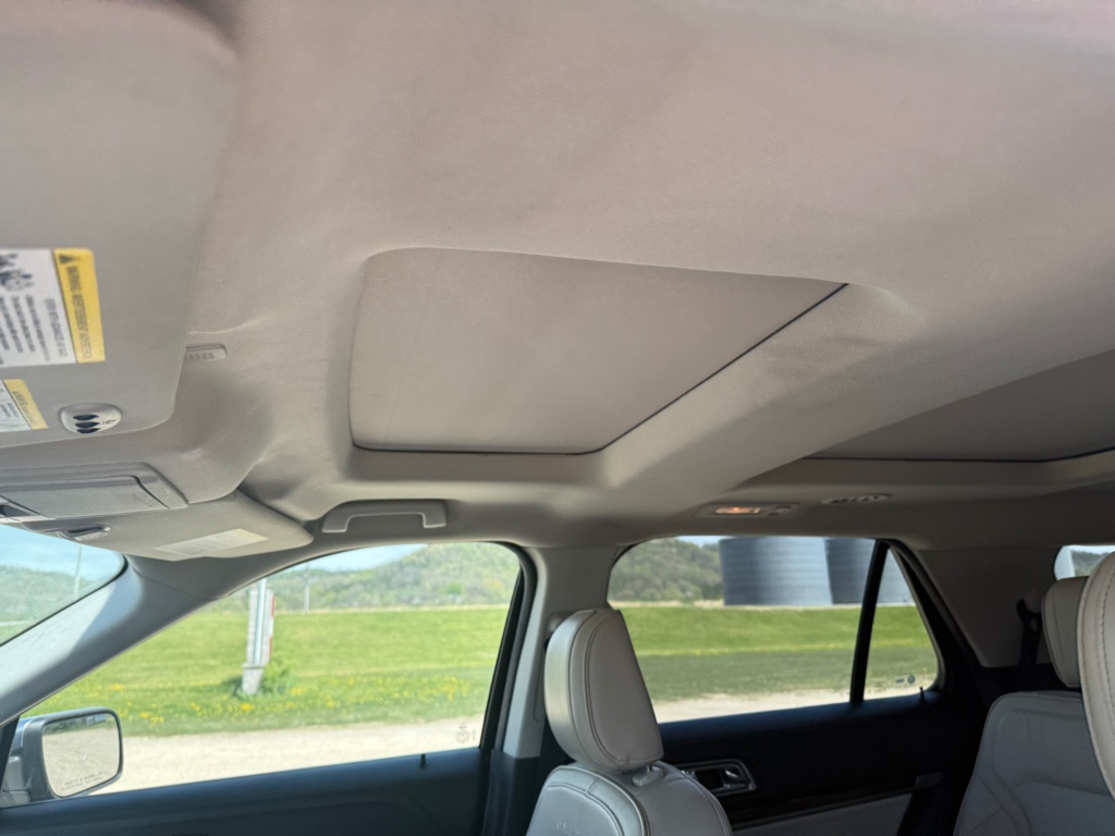 Photo 12 of this FORD EXPLORER