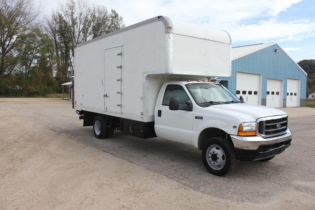 Photo 3 of this FORD F550