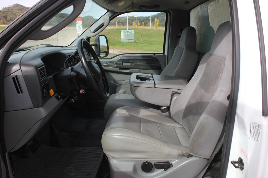 Photo 25 of this FORD F550