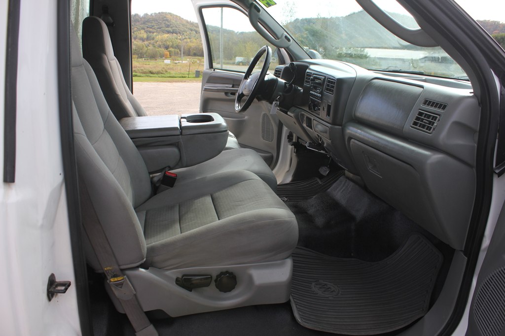 Photo 28 of this FORD F550