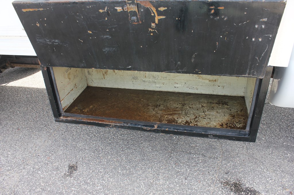 Photo 31 of this FORD F550