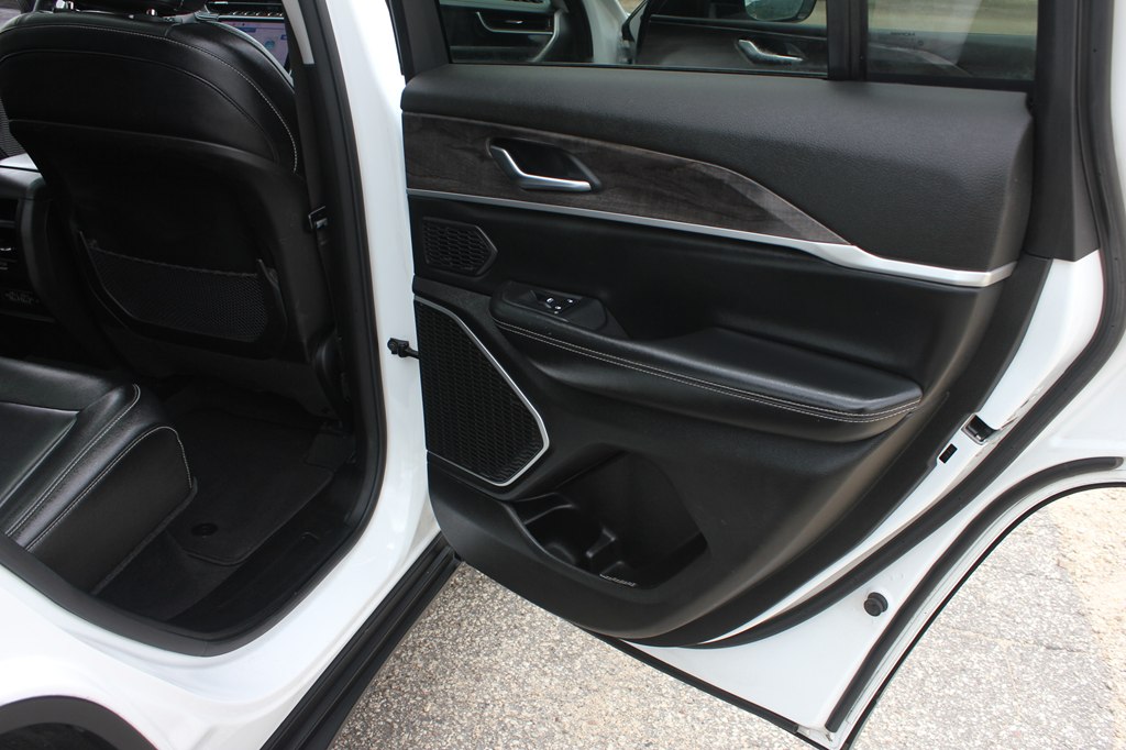 Photo 36 of this JEEP GRAND CHEROKEE