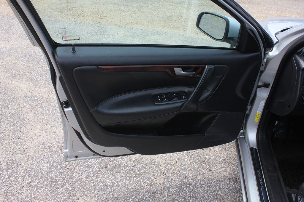 Photo 25 of this VOLVO S60