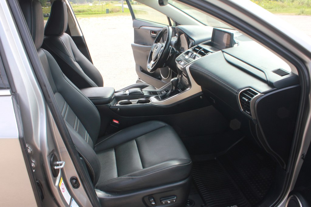 Photo 33 of this LEXUS NX 300