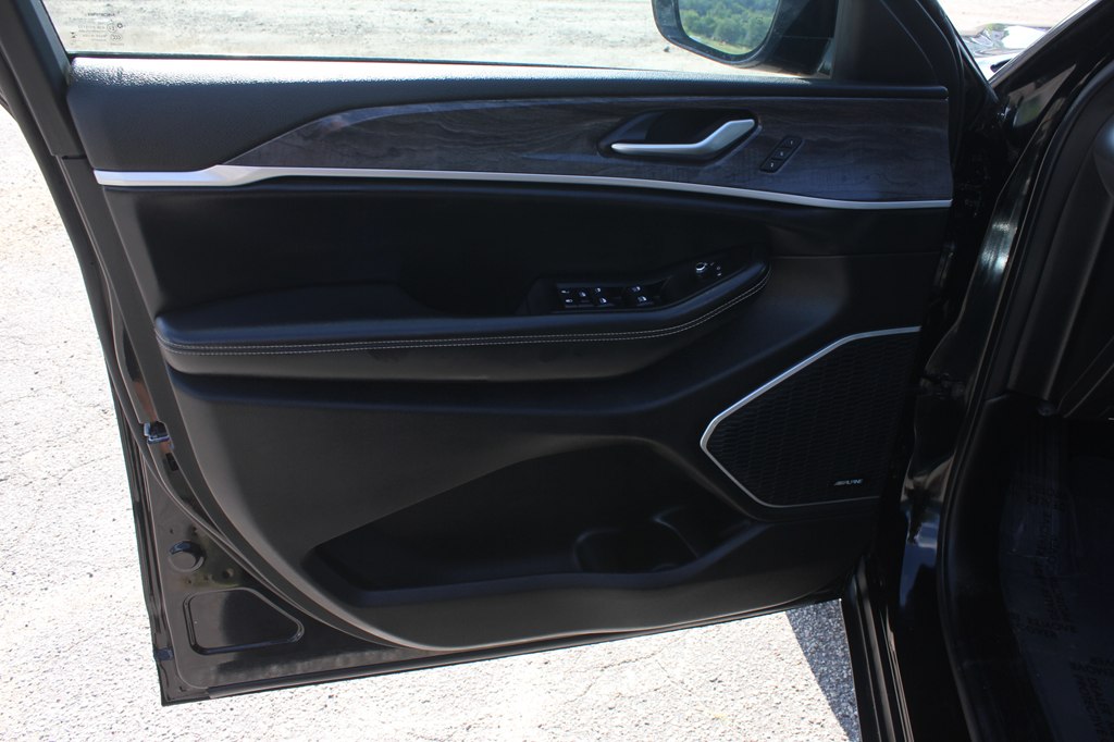 Photo 27 of this JEEP GRAND CHEROKEE
