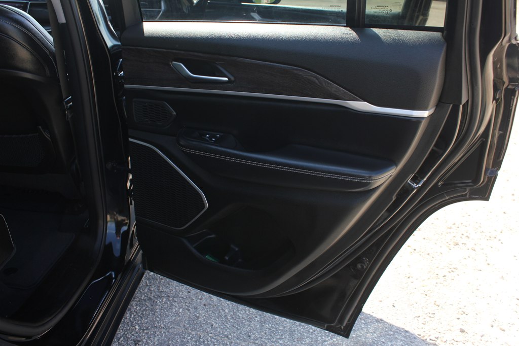 Photo 36 of this JEEP GRAND CHEROKEE