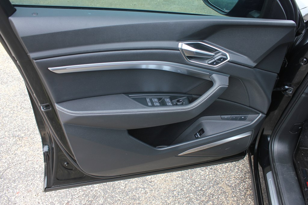 Photo 28 of this AUDI Q8 E-TRON