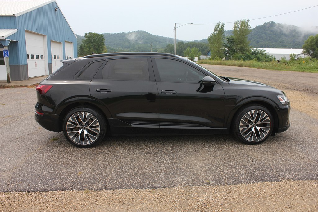 Photo 4 of this AUDI Q8 E-TRON