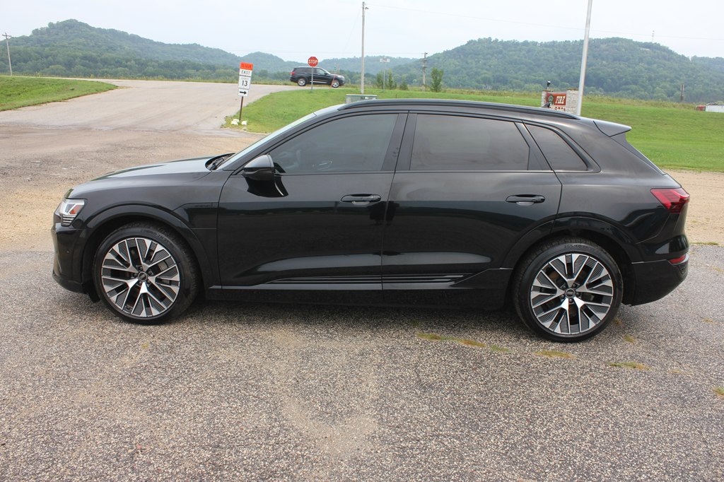 Photo 8 of this AUDI Q8 E-TRON