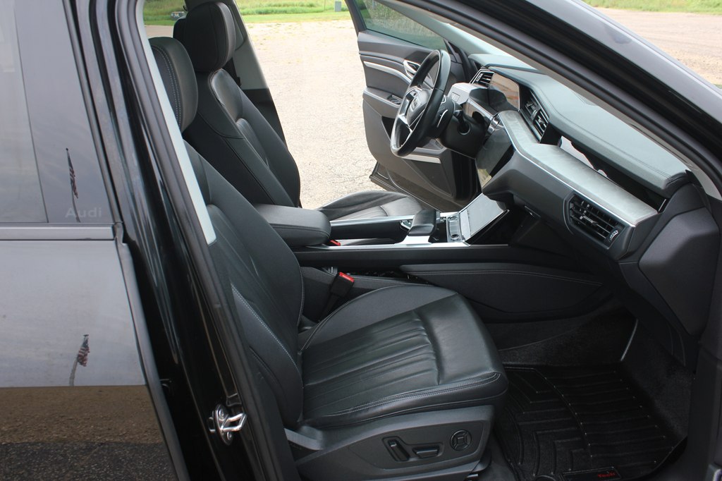 Photo 33 of this AUDI Q8 E-TRON