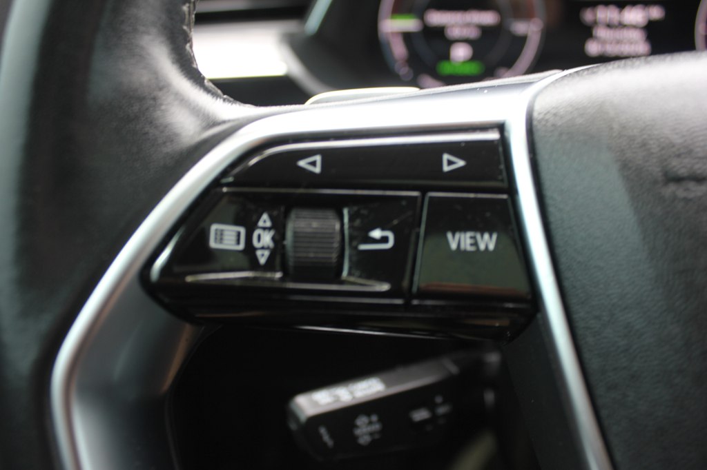 Photo 12 of this AUDI Q8 E-TRON