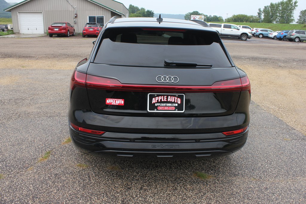 Photo 6 of this AUDI Q8 E-TRON