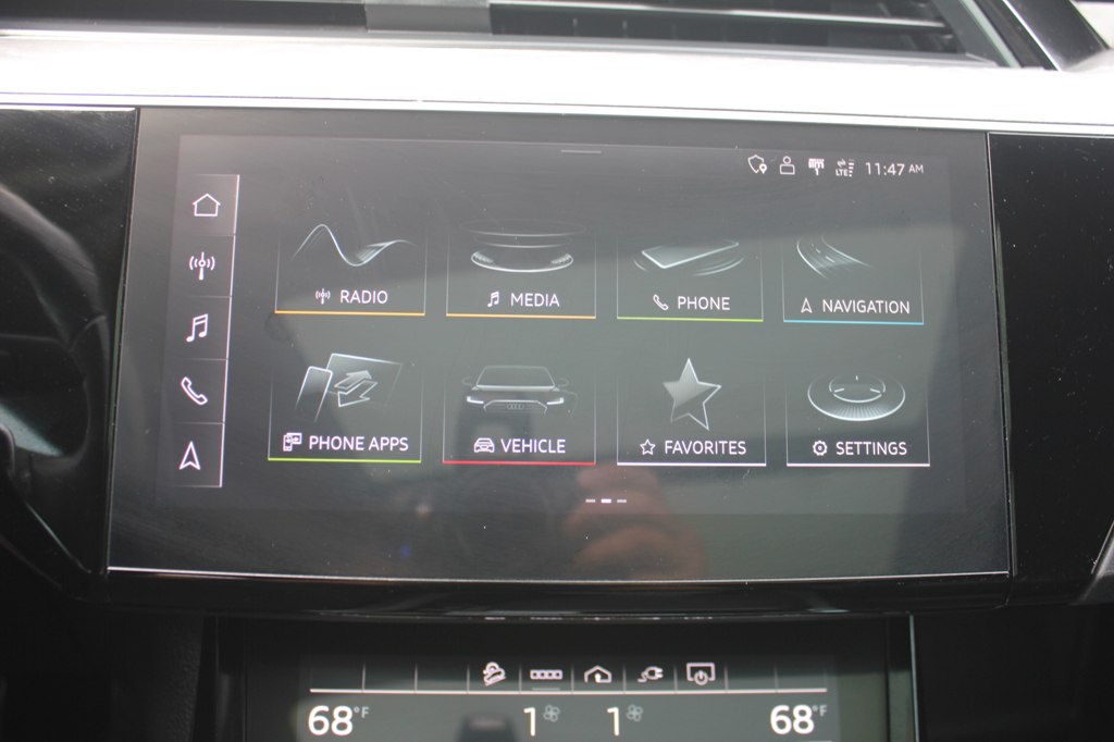 Photo 18 of this AUDI Q8 E-TRON