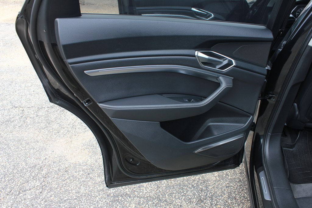 Photo 39 of this AUDI Q8 E-TRON