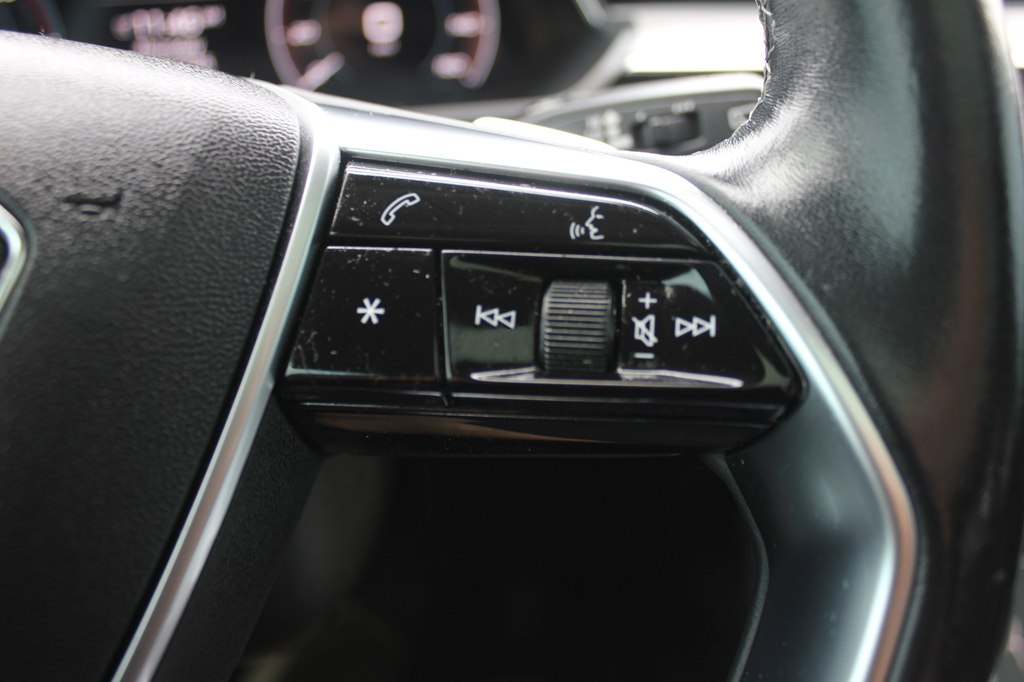 Photo 13 of this AUDI Q8 E-TRON